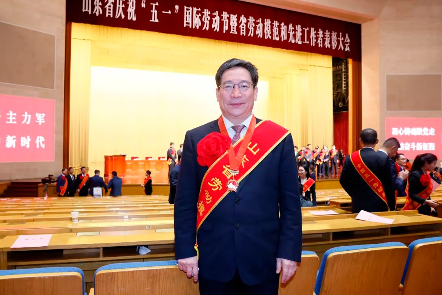喜報(bào)！李永勝董事長被授予“山東省勞動(dòng)模范”稱號 受省委、省政府表彰 (5)